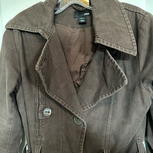 H&M brown short belted, trench coat in subtle plaid, size 6 - Picture 5 of 6
